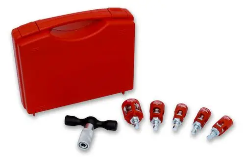 Roth Einzelkalibrierer Set in rotem Koffer mit fünf Kalibrieraufsätzen und einem Handwerkzeug für präzise Kalibrierungen.